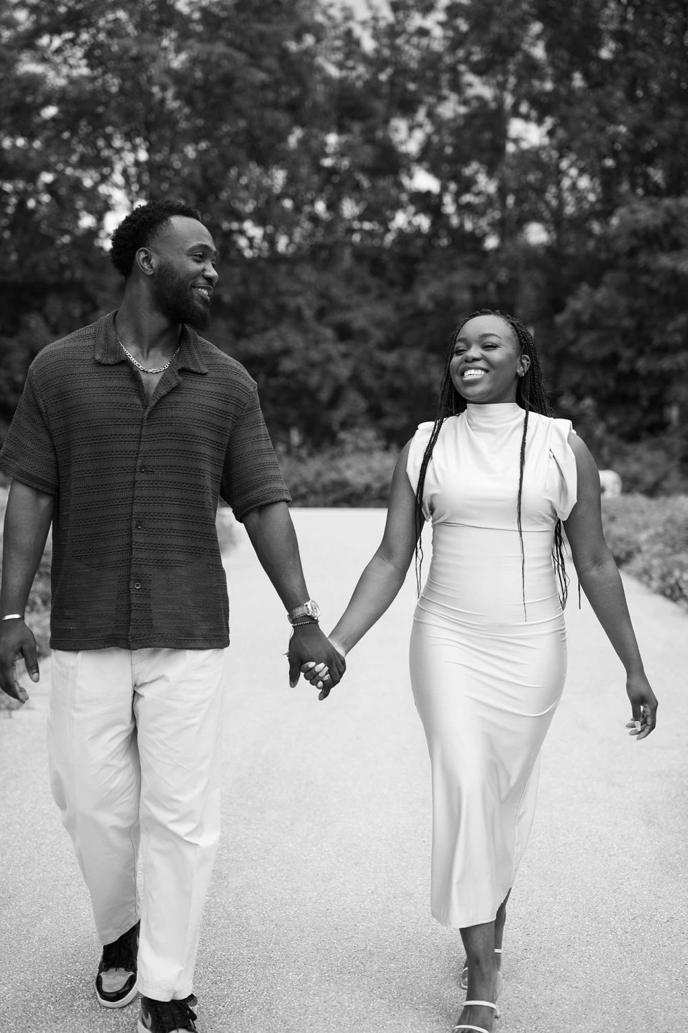 couple-main-dans-la-main-noir-blanc