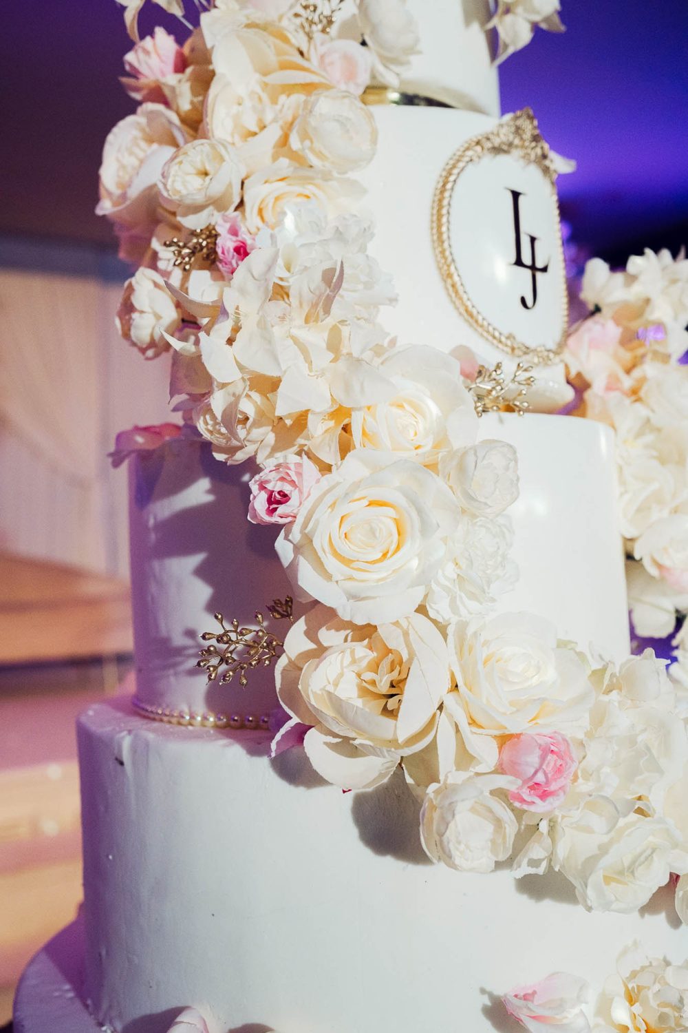 detail-gateau-roses-monogramme-dore