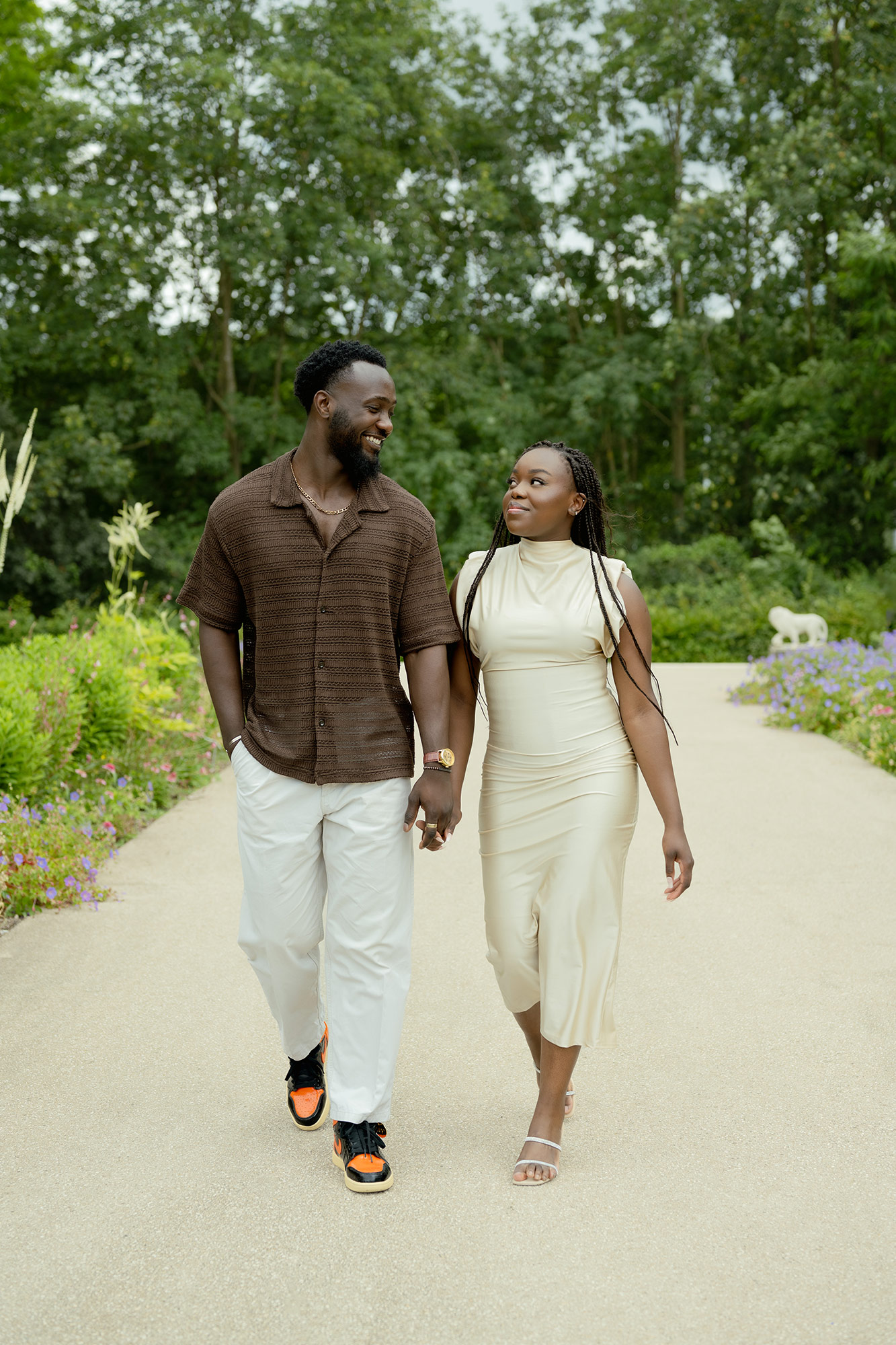 photo-de-couple-marche-se-regardant