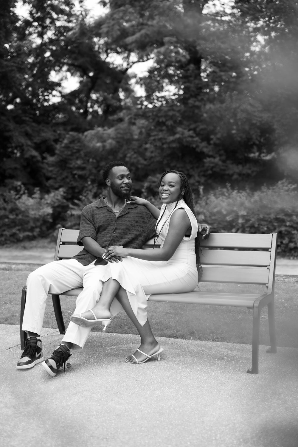 seance-engagement-couple-assis-banc-parc-noir-et-blanc
