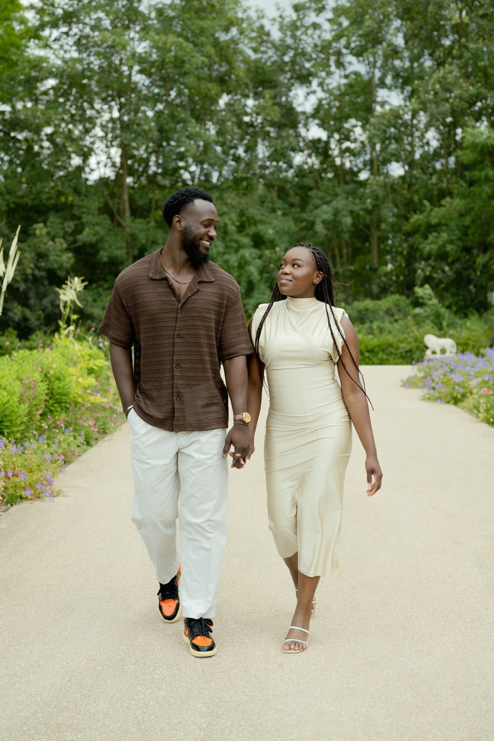 seance-engagement-couple-marche-allee-fleurie-jardin